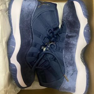 Bought the wrong size! Tried on only. Authenticated.